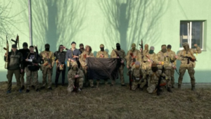 Photo des membres du bataillon anti-autoritaire en Ukraine avec un drapeau noir
