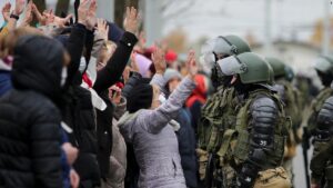 Des manifestantes en première ligne contre les flics bélarusses lèvent leurs mains