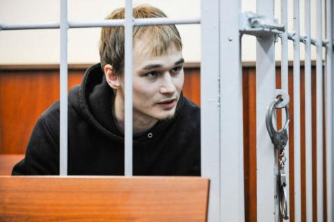 Photo d'Azat Miftakhov au procès derrière les barreaux