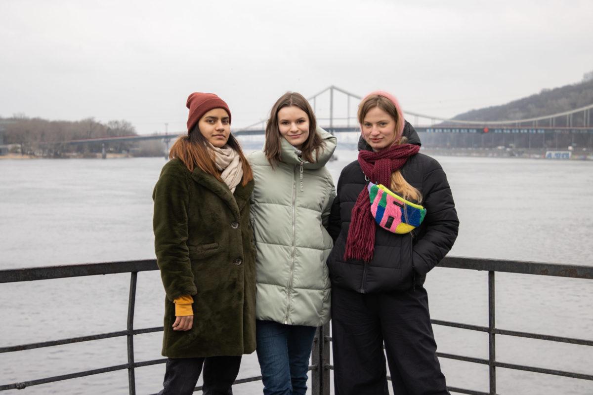 Photo de trois militantes du collectif ukrainien La Loge féministe