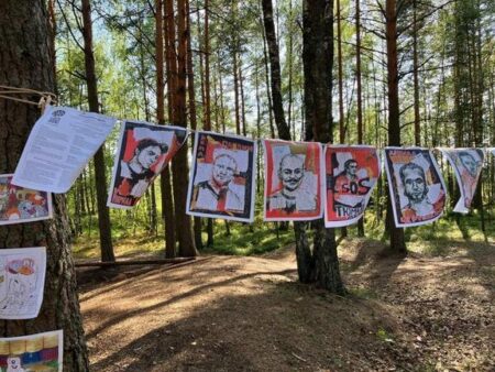 Exposition "volante" (affiches accrochées sur des fils entre des arbres) au sujet des prisonnier-es politiques en Russie.