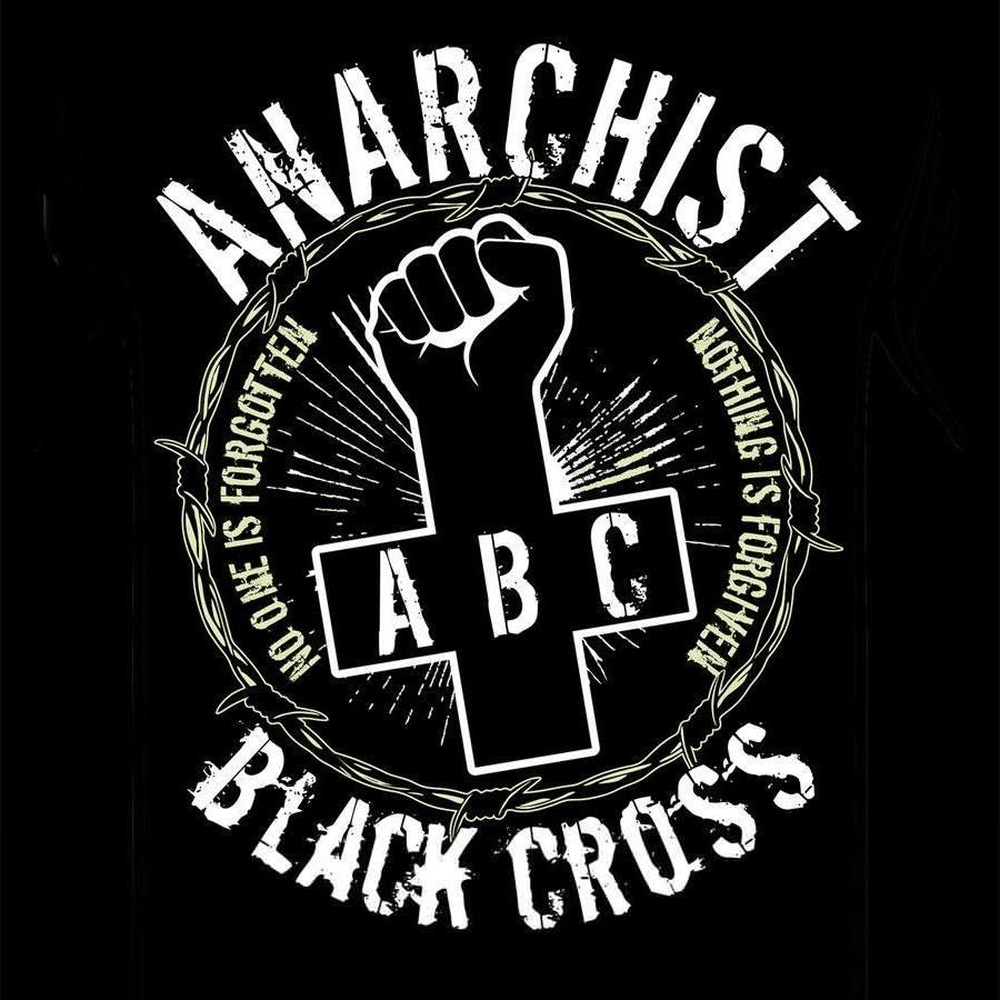 Logo de l'Anarchist Black Cross avec les inscrptions "No one is forgotten. Nothing is forgotten."