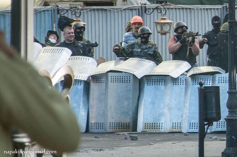 Les anti-Maïdan tirent sur les manifestant-es pro-Maïdan depuis l'arrière des lignes de police à Odessa.