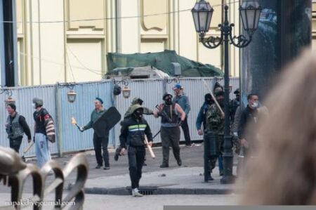 Des émeutier-es anti-Maïdan armé-es à Odessa, le 2 mai 2014.