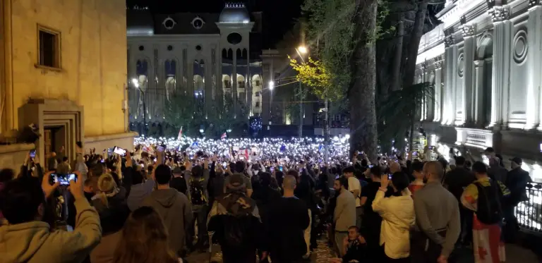 Géorgie : des manifestations massives contre le gouvernement pro-russe et sa loi sur les agents étrangers